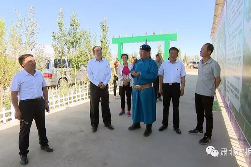 一度把佘智江推到無限風光的僑商聯合會負責人安晨(左一),2018年在甘肅的一次調研中。(甘肅僑聯官方發佈)