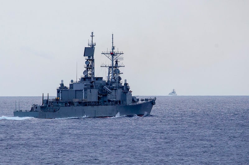 中國舉行「聯合利劍-2024A」軍演期間，台灣派出馬公軍艦（1805）監控解放軍西安軍艦（DDG-153）。（台灣國防部提供）